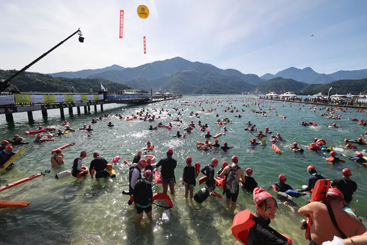 日月潭萬人泳渡活動今年是第42屆。南投縣府提供