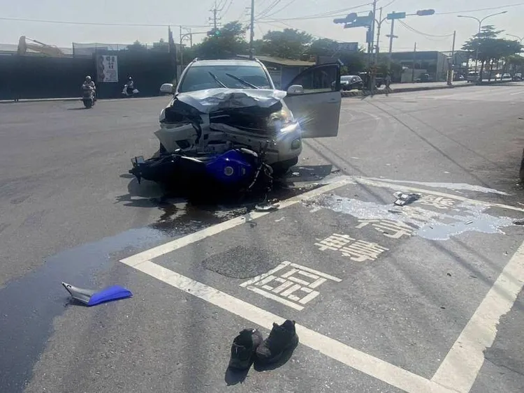 休旅車撞上黃牌重機。民眾提供