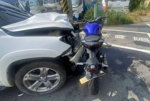 彰化黃牌重機與左轉休旅車相撞 22歲騎士左腳、雙手骨折