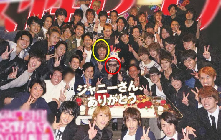 強尼喜多川（紅圈處）多年前開生日趴，旗下藝人大集合，近藤真彥（黃圈處）在當中輩分最高。翻攝tomo-style.com