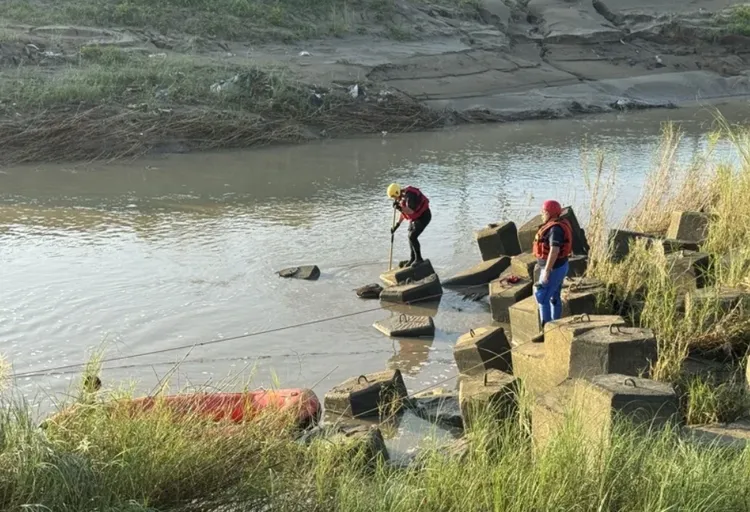 國三生18日傍晚落水，搜救人員連日來搜索，今早總算尋獲。翻攝照片