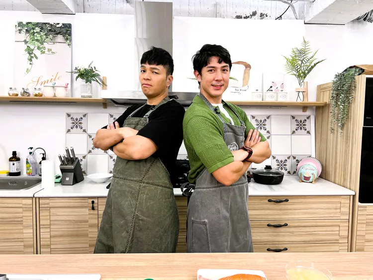 過節大吃滿滿罪惡感，廚佛Fred（右）找來擁有好身材的巴西男星田舞陽，一同下廚製作地中海美食。全聯提供