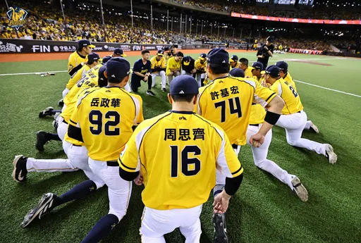 周思齊引退一句「兄弟齊心,大家都愛短今」破涕為笑!由來曝光了