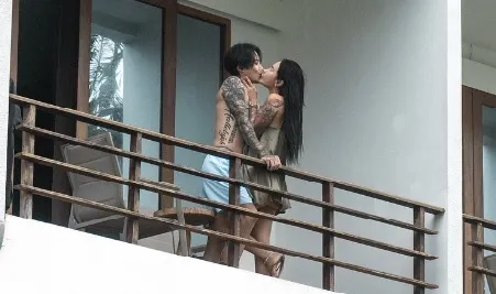 國光女神陽台濕吻交纏半裸男友 梁云菲:沒想到馬爾地夫會被狗仔拍