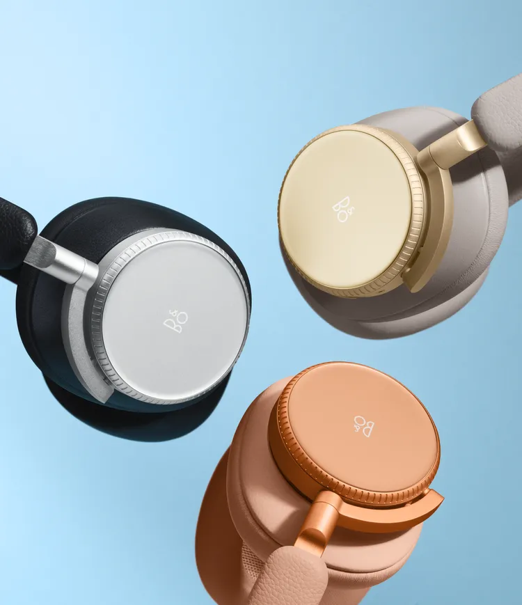 Beoplay H100 3種經典配色包括暗夜黑 (Infinite Black)、時光沙 (Hourglass Sand) 和10月在台上市的落日杏 (Sunset Apricot)。業者提供
