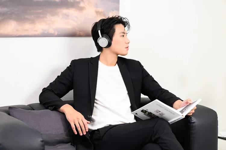 耳機內側通常最易被磨損。Beoplay H100 內側頭箍和耳墊均經過細心設計，用戶可輕鬆拆下及自行更換。業者提供