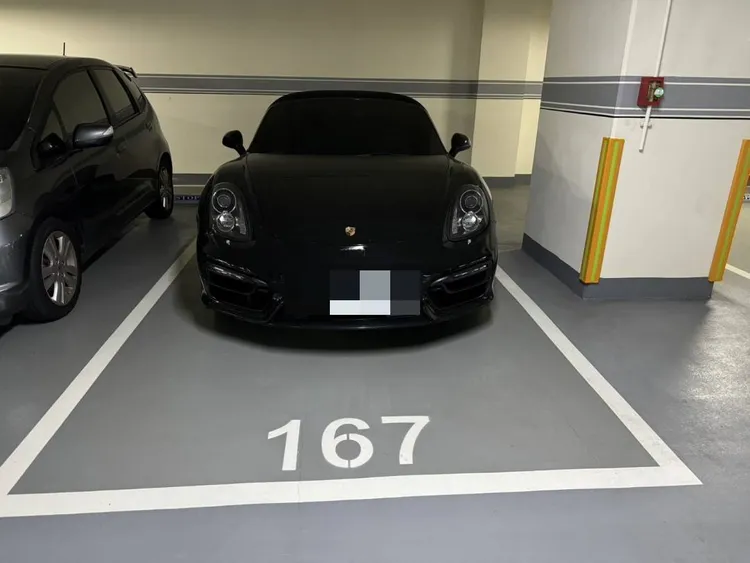 警方在北屯區某社區大樓停車場找到懸掛假牌的保時捷。民眾提供