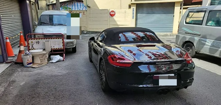 懸掛偽造車牌的保時捷，違停影響巷道出入。民眾提供