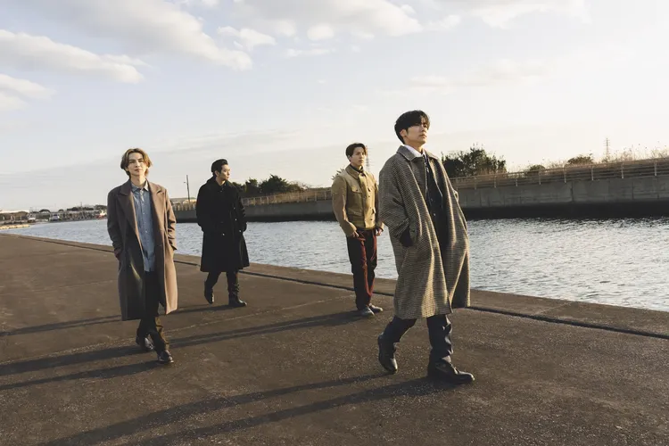 川村壱馬（右起）、RIKU與吉野北人（左）在《我的一夜騎士》化身溫柔帥氣的約會治療師。中影提供