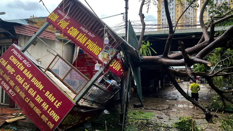 當地一個攤位在颱風吹襲後幾乎翻覆成45度。路透