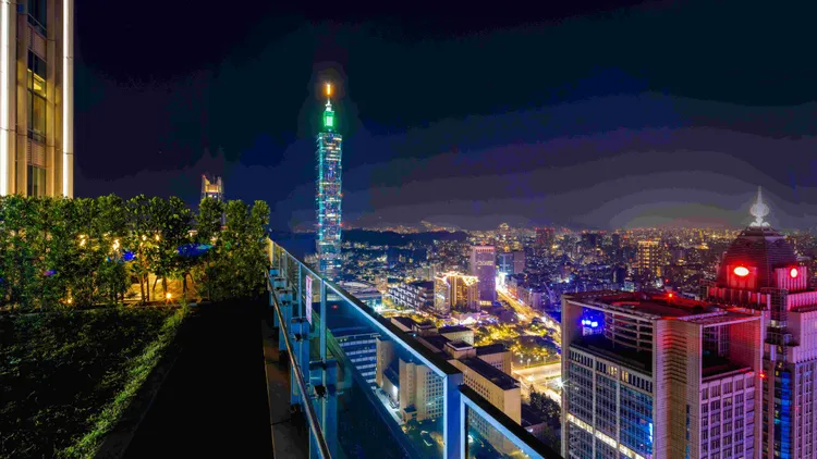 「麻辣45」台北本店位於信義區高樓層能一覽270度高空景色。乾杯集團提供