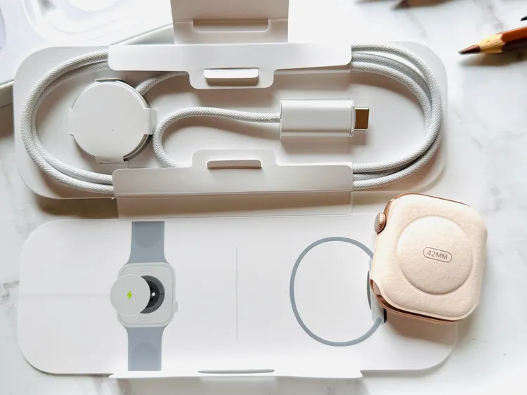 盒裝中包括：玫瑰金色鋁金屬錶殼、織紋材質梅李色運動型錶環、編織材質Apple Watch磁性快速充電器對USB-C連接線。趙筱文攝