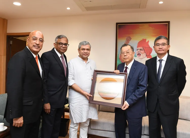 力積電董事長黃崇仁（右二）、總經理朱憲國（右一）偕塔塔電子執行長Randhir Thakur(左一）26日拜會印度電子資訊部長Ashwini Vaishnaw(中）。力積電提供