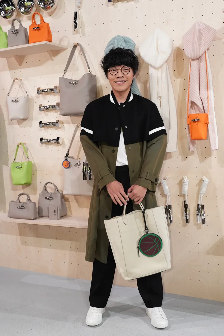 盧廣仲選穿法式風格的軍綠色長版大衣。彭欣偉攝