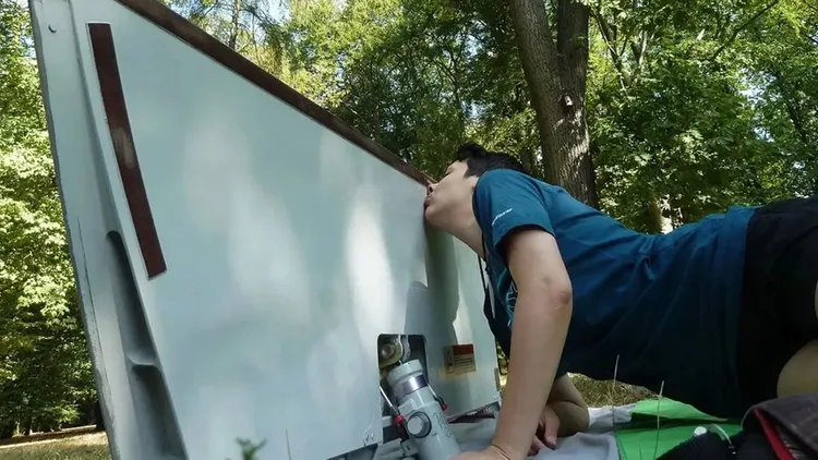 米歇爾蒐集許多飛機零件，會帶著一起出遊。翻攝自《每日星報》