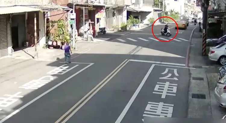 警員蔡建洲撞見車手在路邊讓被害人簽署文件。警方提供