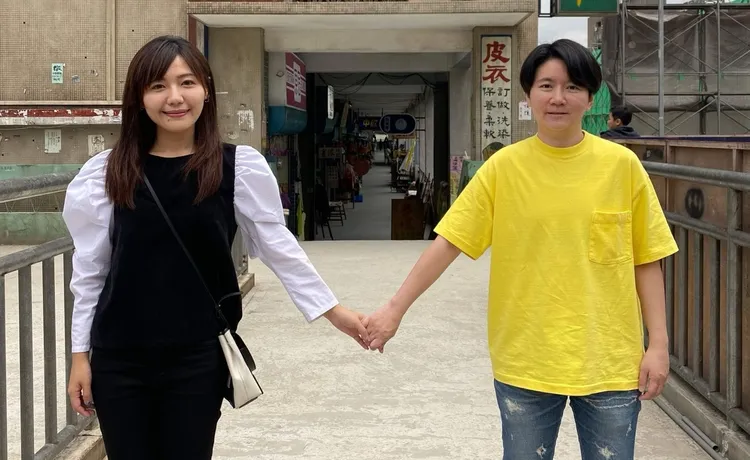 許家蓓、吳沛憶牽手。吳沛憶的脆