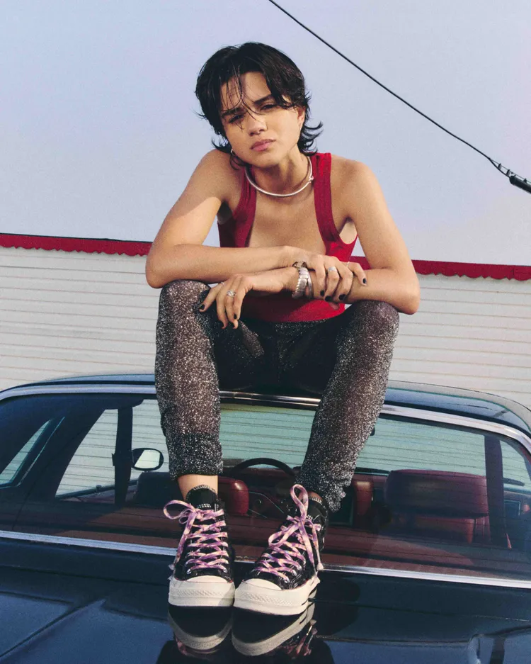 黑色高筒鞋身搭配粉紫色印花鞋帶相當吸睛。品牌提供