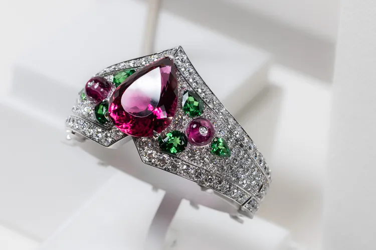 30.57克拉梨形紅碧璽手鐲。品牌提供