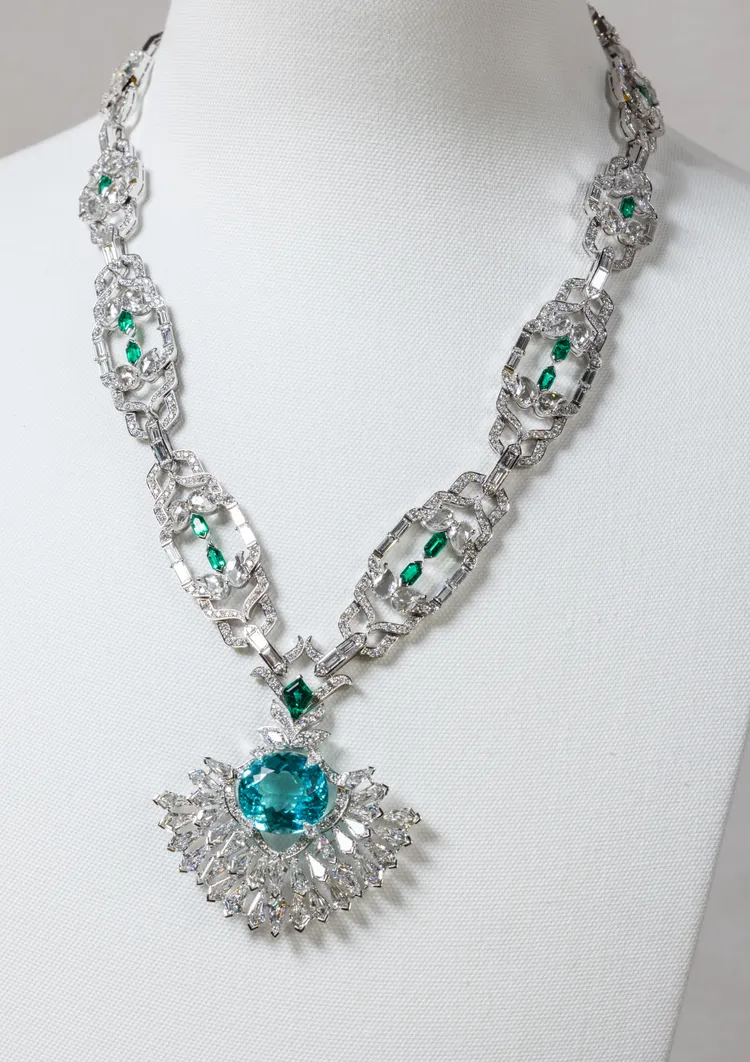 24.35克拉帕拉伊巴碧璽項鍊，9510萬元。品牌提供