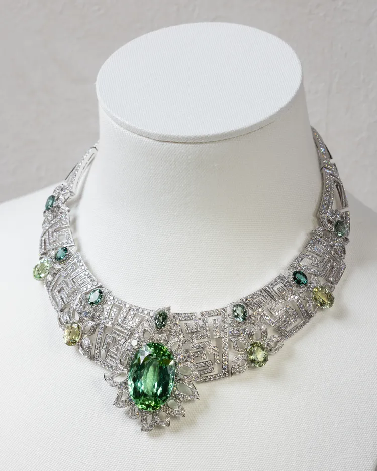 56.37克拉橢圓形綠色碧璽項鍊。品牌提供