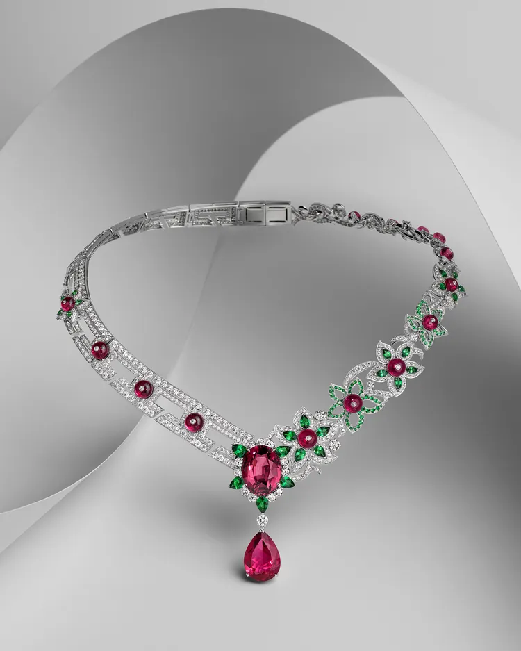 28.07克拉尖晶石花卉項鍊。品牌提供