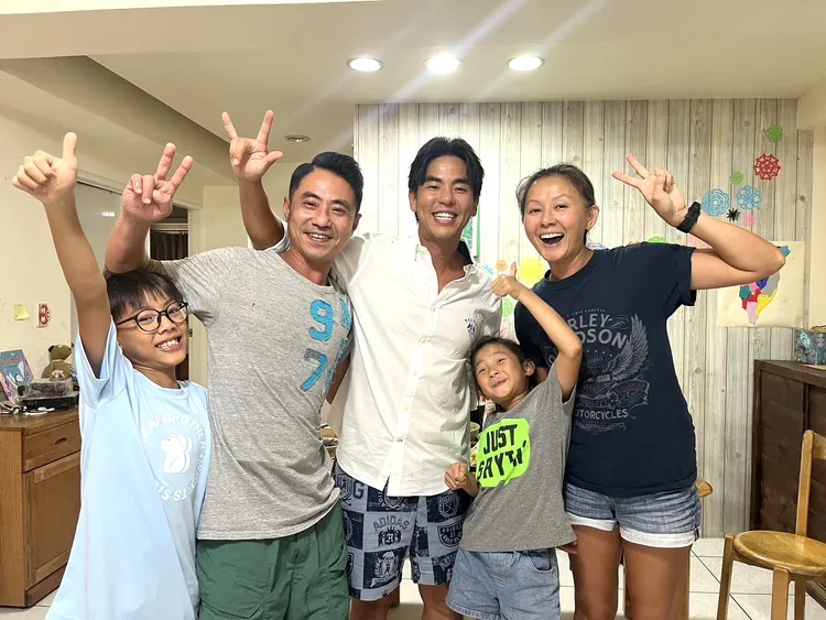 柯有倫分享育兒經驗，曾把3歲女兒丟在房間哭。公視提供