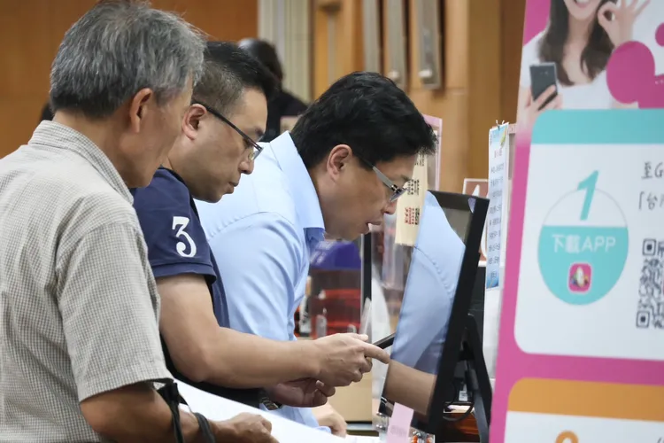 胡原龍遞交抗告狀。莊宗達攝