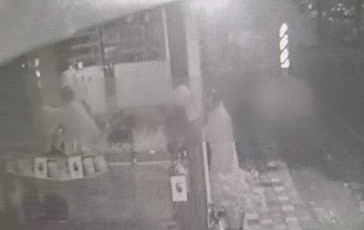 陳男旗下小弟深夜到被害人家門前貼傳單。民眾提供