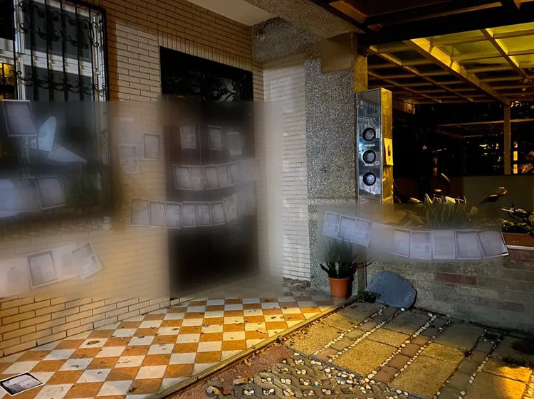 被害人家門被貼傳單。警方提供