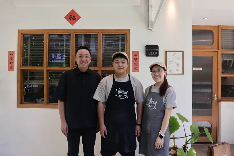 「小燉食室」獲選「2024台灣米其林指南」必比登推介，青年局長張以理(左一)與負責人楊氏夫婦合影。青年局提供