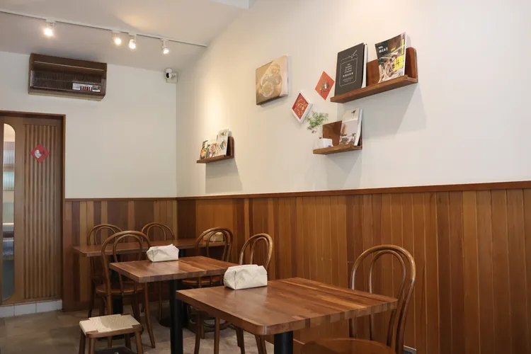 「小燉食室」由舊台電宿舍改造進駐，內裝走木質調文青風；業者特將當時牆上古董冷氣保留，以見證老宅風華。青年局提供