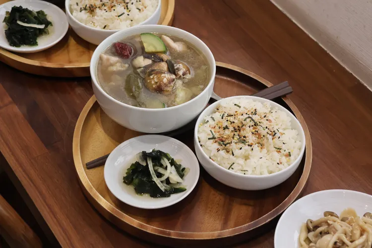 「小燉食室」的剝皮辣椒蛤蠣雞嚴選本土食材，採岡山剝皮辣椒燉湯，主食米飯則使用台日混血的「台南16號」越光米。青年局提供