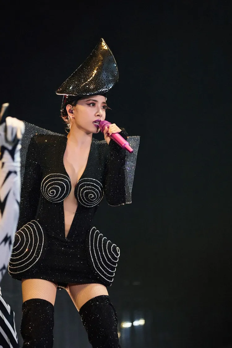 蔡依林演唱會的頭飾，讓她默默承受不為人知的重量。蔡依林昨釋出巡演受訪影片。翻攝蔡依林臉書