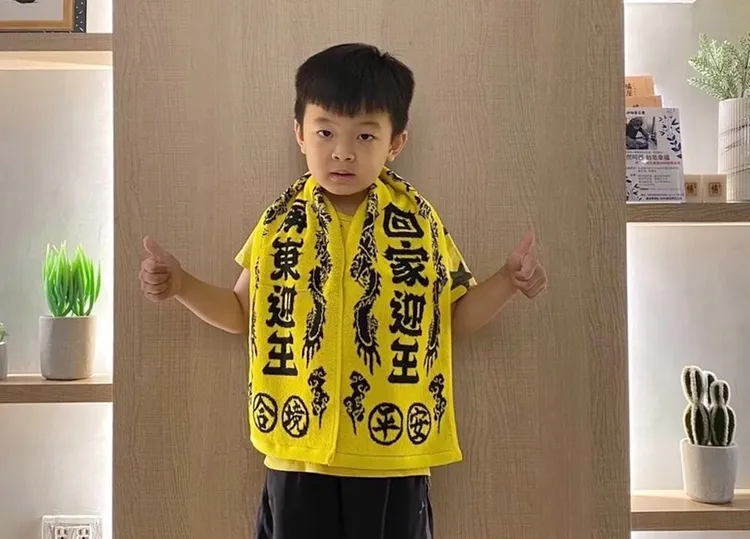 「屏東迎王平安祭典」行程再贈限量屏東迎王毛巾。高鐵提供