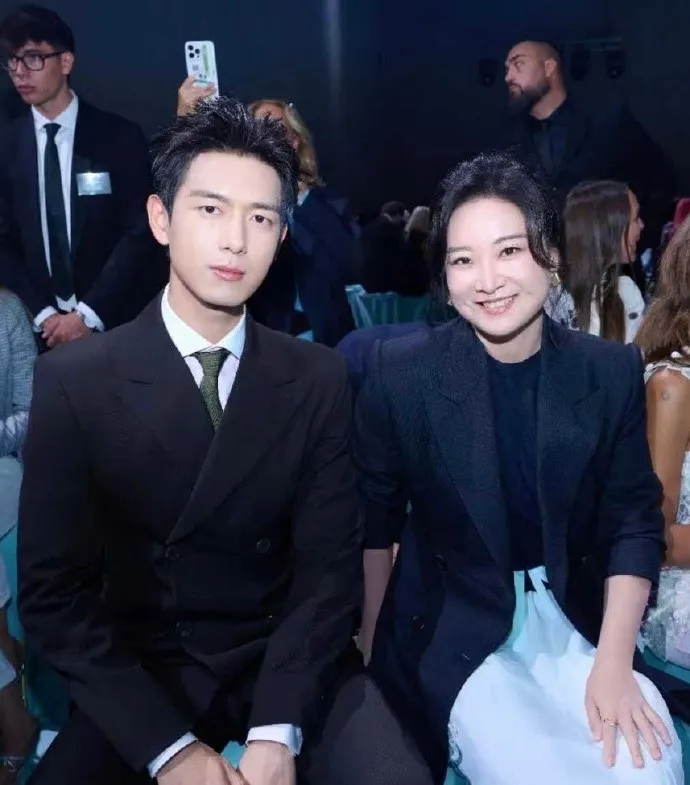 賈玲與李現坐一塊。翻攝娛大蜀黍微博