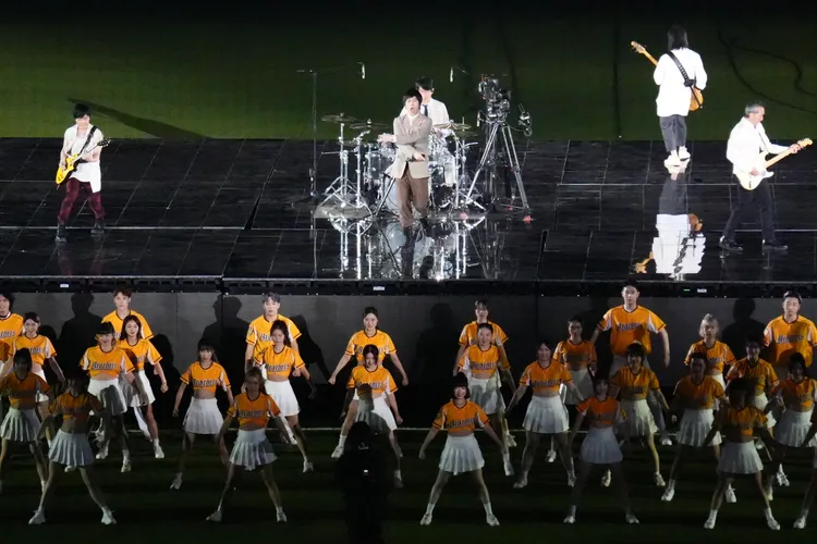 舞者穿上兄弟球衣。  讀者提供