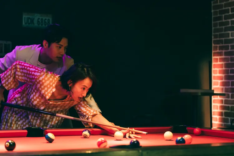 陸明君（前）、張睿家曖昧打撞球。CATCHPLAY+提供