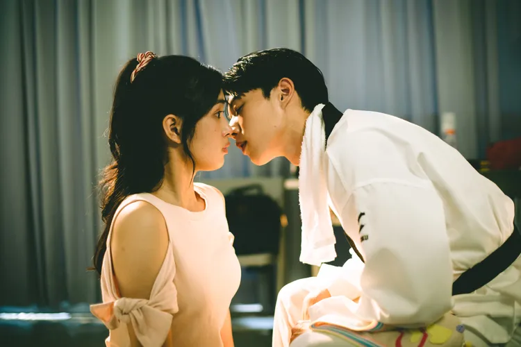 雷嘉汭（左）、黃信赫互動充滿粉紅泡泡。CATCHPLAY+提供