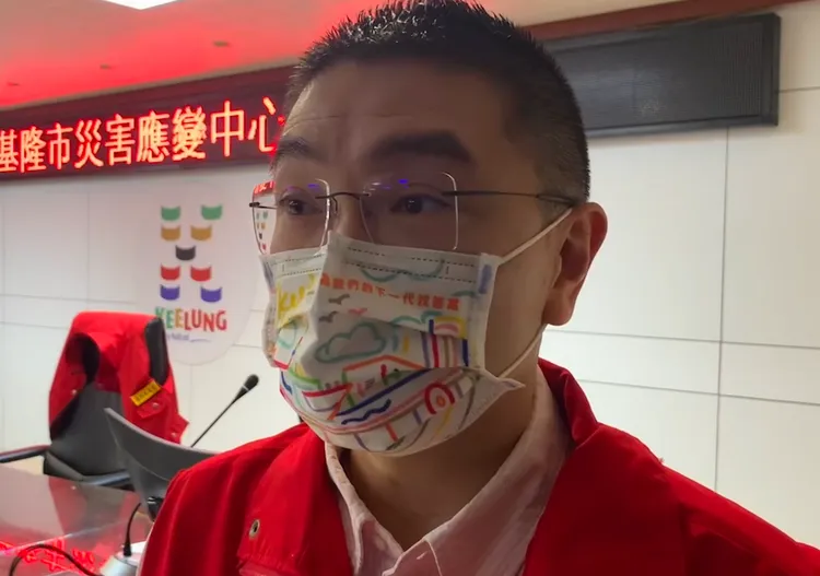 謝國樑於災害應變中心受訪。記者葉先鵬攝