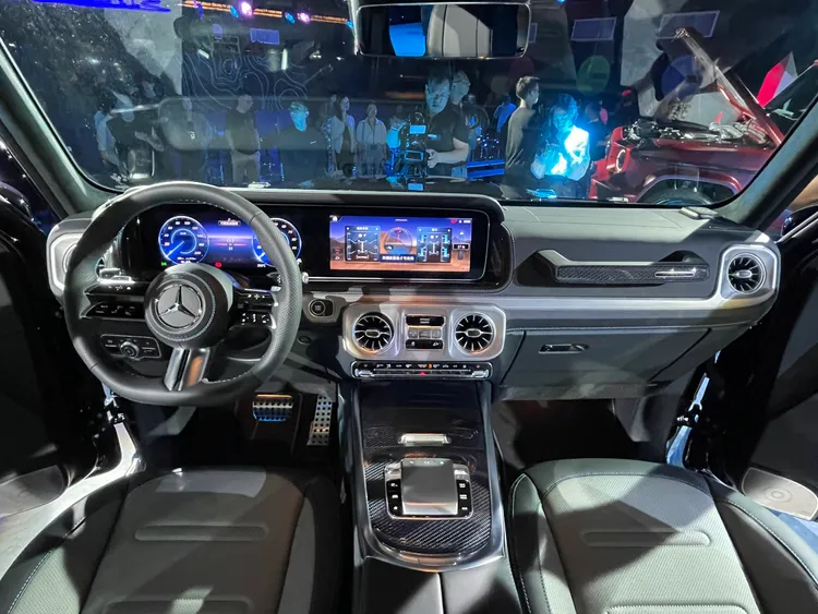 全新G-Class駕駛艙以數位化打造有別以往的越野風格，包含雙12.3吋高解析度數位儀錶及觸控螢幕，搭配新一代MBUX多媒體系統，提供更為直覺的人性化介面。林浩昇攝