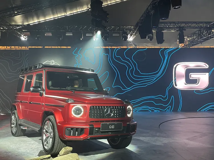 賓士全新G 63在外觀上標配標誌性的AMG直瀑式水箱護罩與全新下氣壩進氣口造型，就連油箱蓋、引擎蓋徽飾、迎賓照地燈等細節都加入AMG品牌意象。林浩昇攝