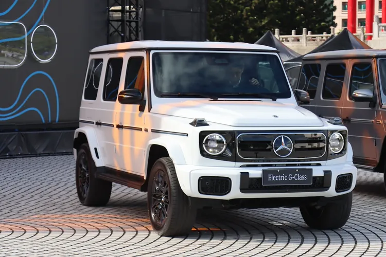 透過前後軸各一組整合兩具永磁同步馬達與雙速變速系統的動力單元直接與梯形車架相連，讓G 580 EDITION ONE綜效馬力達 587 hp，最大扭力 1,164 Nm。林浩昇攝