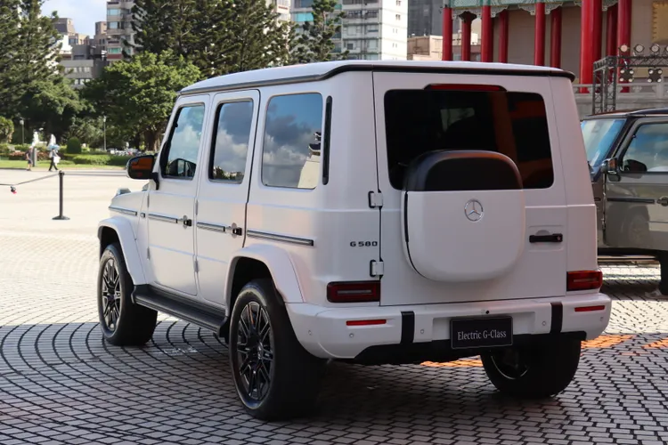 全新純電G 580 EDITION ONE擁有專屬的越野功能，包含透過兩側車輪反向使車輛原地720°旋轉的「G-TURN」模式。林浩昇攝