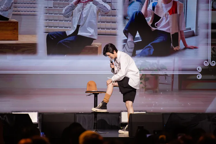 李成種當場在台上擦起乳液，笑問「性感嗎」。ONINN ASIA提供