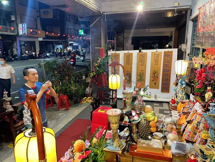 愛爾麗總裁常如山昨晚跟隨鎮南媽鑾駕走完出巡最後一哩路，順道前往「半導體女王」蘇姿丰老家，與她的堂哥寒暄。讀者提供