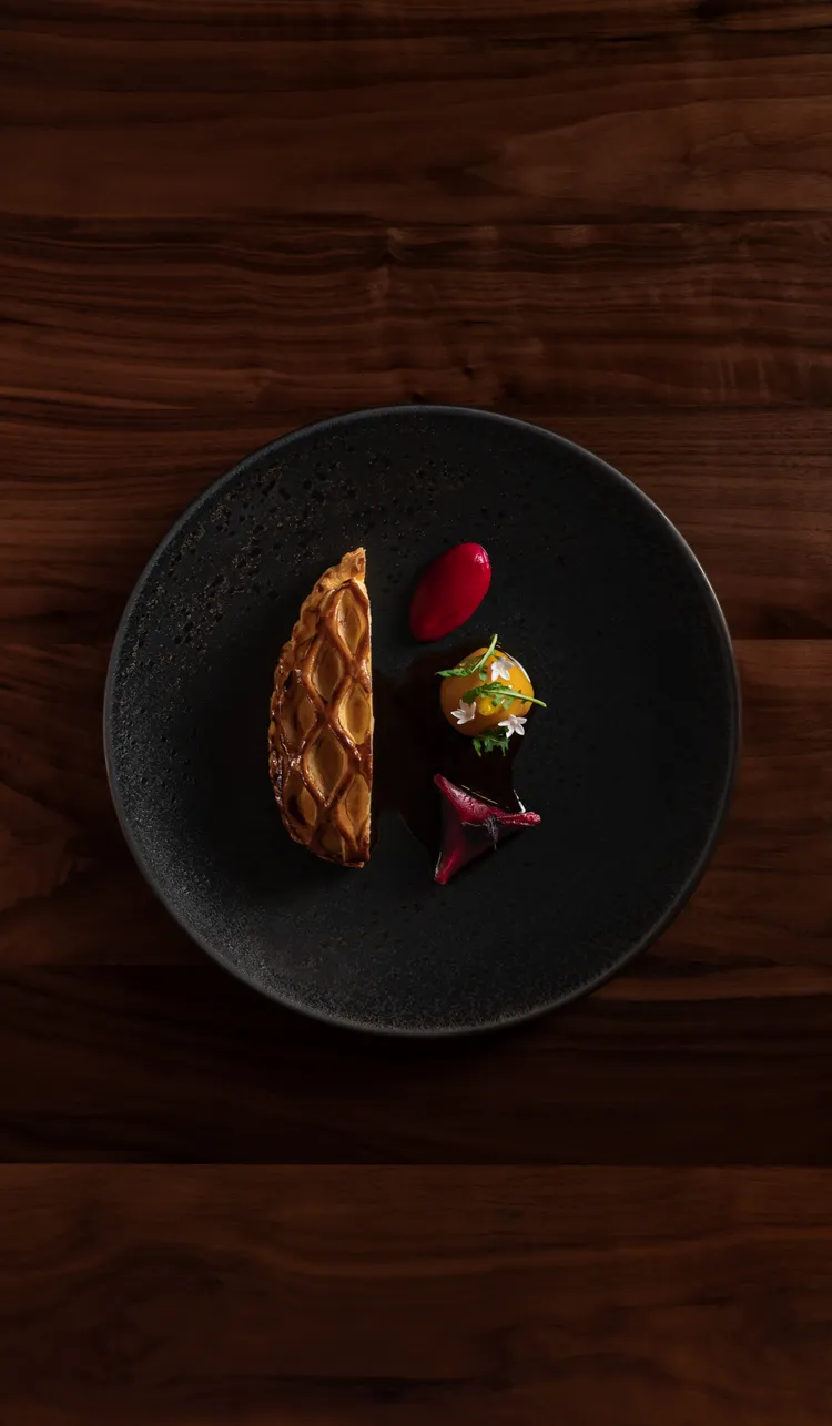 16 by Flo威靈頓乳鴿迷你甜菜威士忌醬汁 。業者提供