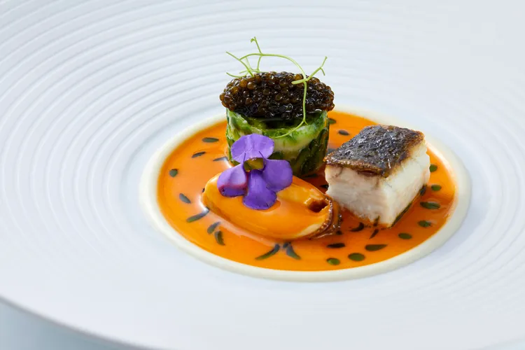 鹽之華煎海魚苦瓜魚子醬貽貝地中海魚湯羅勒油。業者提供