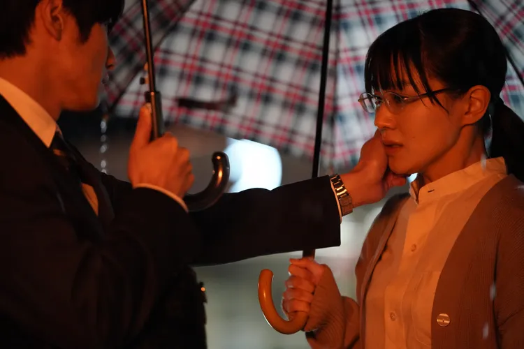 奈緒（右）看到風間俊介可怕的眼神就迅速入戲。華映提供