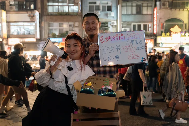 Leo王（右）和董仔曾赴夜市叫賣東西。公視台語台提供